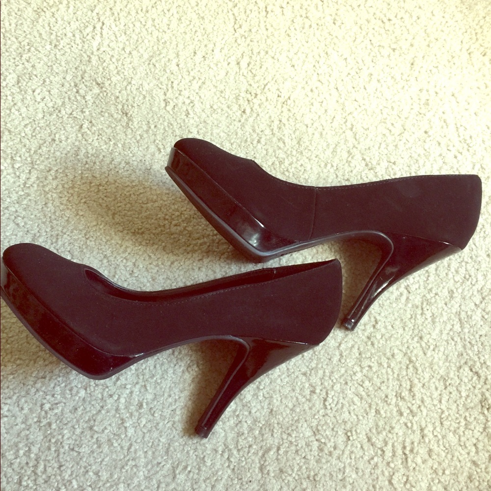 Black microsuede heel in perfect condition.